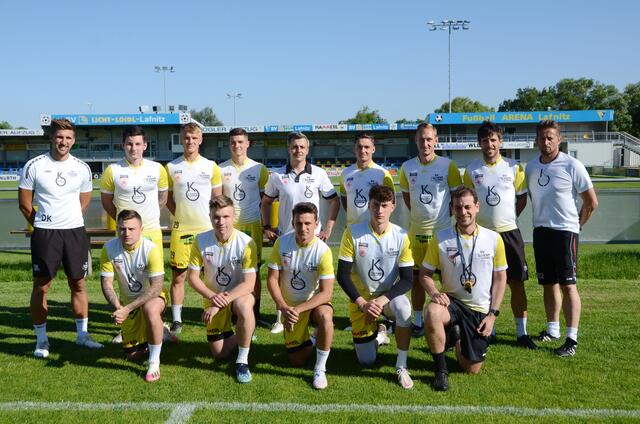 Trainer Philipp Semlic mit seinem Trainerstab und und den Neuen.