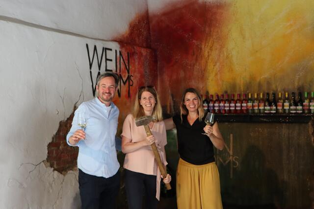 Georg und Lisa Weinwurm mit Künstlerin Anita Bierbaum beim Abbruchfest.