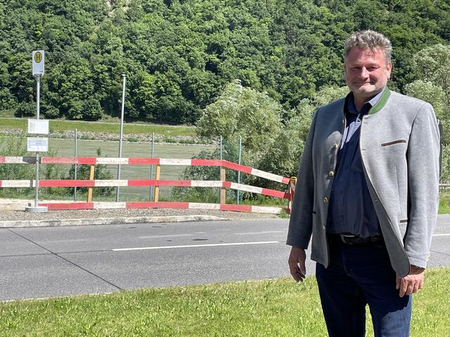 Aggsbachs Bgm. Josef Kremser bei neuer Bushaltestelle (Vordergrund), die alte direkt an der B3 sieht man im Hintergrund.