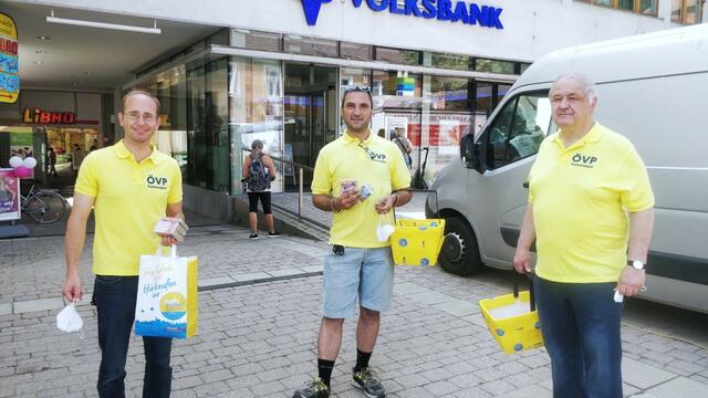 Die ÖVP Purkersdorf Mitglieder verteilten anlässlich des Vatertags Mannerschnitten.