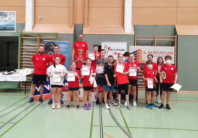 Die Nachwuchsspieler des neu gegründeten ASKÖ Enns Badminton erreichten im ersten Turnier Top-Platzierungen.