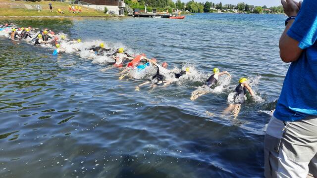 Noch als Dritter aus dem Wasser, konnte Jan durch eine schnelle Wechselsplitzeit mit dem Führenden auf die Radstrecke gehen. | Foto: Gaberc