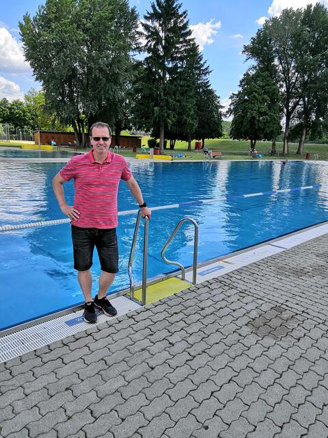 Der Kremser Betriebsleiter Günter Kammerer informiert über die aktuellen Corona-Regeln im Freibad. | Foto: privat