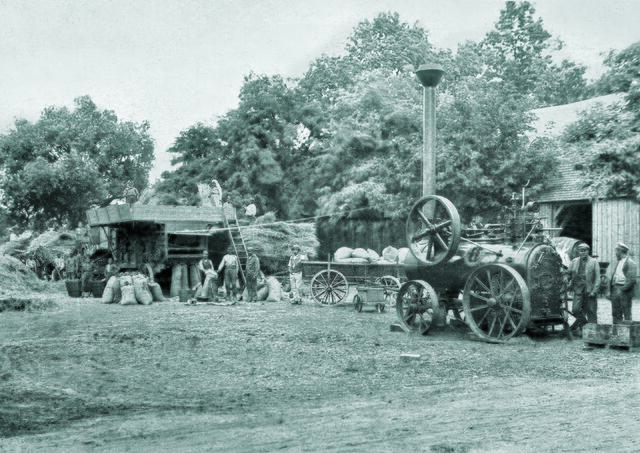 Eine dampfbetriebene Dampfdrehmaschine für die großflächige Landwirtschaft Breitenlees. | Foto: Edition Winkler-Hermaden/Niedermayer