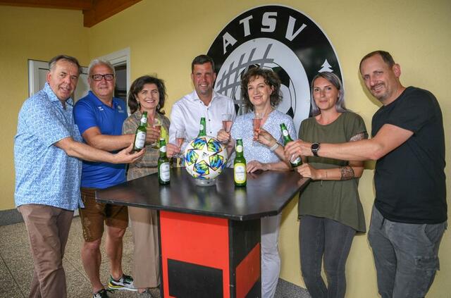 Sponsoren, Politiker und Vereinsfunktionäre beim "Warm Up" vor dem Spielbeginn.