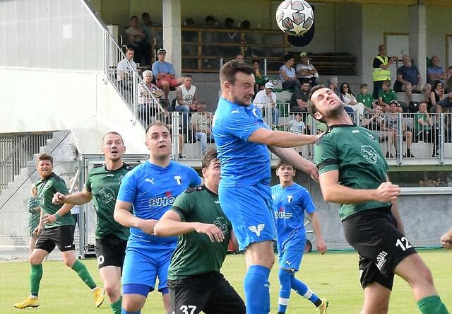 Aufstiegsfeier für Münster (grün) nach der Niederlage gegen Kufstein II (blau). Dem Aufsteiger fehlte es im Strafraum an Durchschlagskraft. | Foto: Schwaighofer
