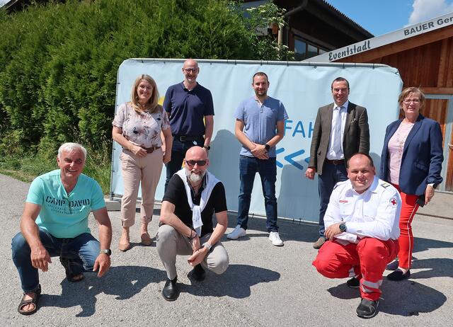 Reihe sitzend: Bürgermeister Heinz Preus (Hohenberg), Alfred Steicher (Traisen) u. Mario Winkler (Rotes Kreuz).
Reihe stehend: Ulrike Königsberger-Ludwig, Markus Mottl (Rotes Kreuz), Patrick Bauer (Einsatzleiter), Franz Kemetmüller (BH), Vizebürgermeister Monika Feichtinger (Traisen).