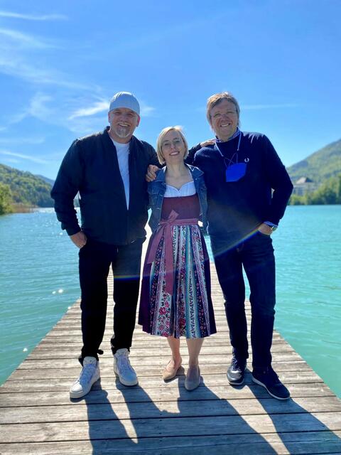 Am Bild von links nach rechts zu sehen sind Gerry Friedle (DJ Ötzi), Gundi Schirlbauer, Geschäftsführerin der Fuschlsee Tourismus GmbH und Franz Schocher der Geschäftsführer vom Hotel Seerose und Obmann der Fuschlsee Tourismus GmbH.