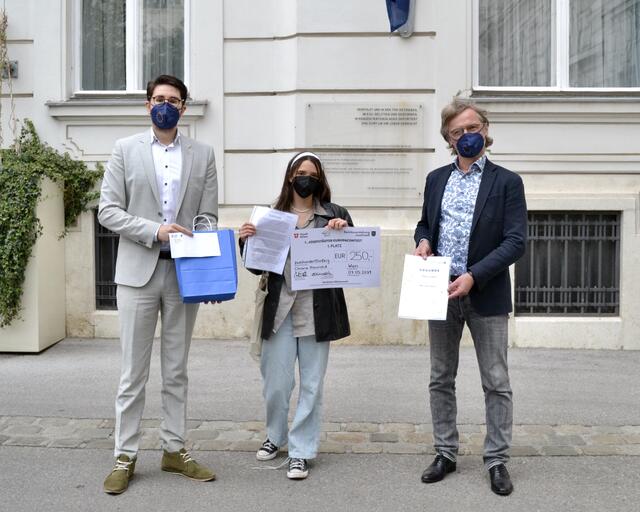 Florian Wunsch (l, Grüne), Chiara Haunold und Bezirksvorsteher Martin Fabsich (r, Grüne) bei der Siegerehrung.