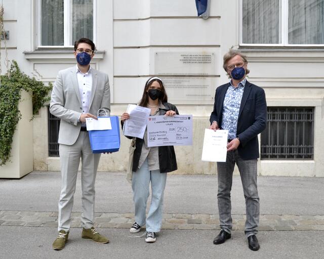 Florian Wunsch (l, Grüne), Chiara Haunold und Bezirksvorsteher Martin Fabsich (r, Grüne) bei der Siegerehrung. | Foto: BV8