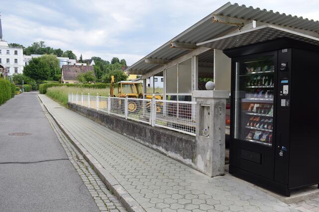Der Apomat befindet sich am Schwalbenweg, in der Nähe des Krankenhauses.