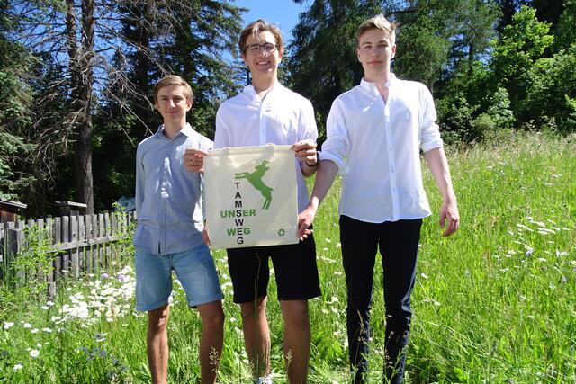 Paul Schoklitsch, Moritz Oberegger und Moritz Steinwender mit den gelayouteten Stofftaschen „Tamsweg – unser Weg“