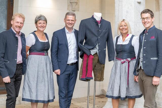 Fesch in der neuen, jungen Eisenstraße-Tracht: Adi und Poldi Adelsberger, Ehrenobmann Nationalratsabgeordneter Andreas Hanger, der als Geschenk die neue Tracht erhielt, Eisenstraße-Mitarbeiterin Anita Eybl und Göstlings Vizebürgermeister Stefan Mandl | Foto: Theo Kust/imagefoto.at