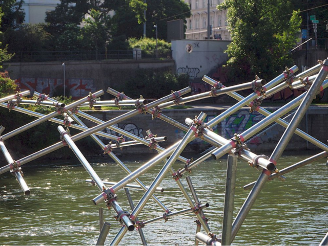 Das Kunstwerk "kanalWal" soll für Passanten einen erholsamen Platz am Donaukanal als auch eine Verbindung von Mensch und Wasser schaffen.
| Foto: Martina Taig/KÖR