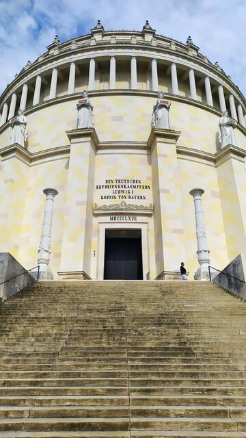 Die Befreiungshalle ist ein Denkmal auf dem Michelsberg oberhalb der Stadt Kelheim in Niederbayern. Sie wurde im Andenken an die gewonnenen Schlachten gegen Napoleon während der Befreiungskriege in den Jahren von 1813 bis 1815 errichtet. | Foto: Aina Geber