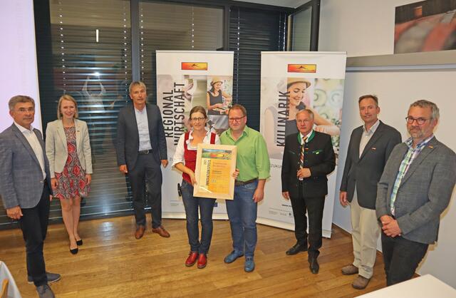 Die Eltern von Teresa Kriegler aus Fehring nahmen die Urkunde für den Sonderpreis "Kulinarik.Kreativ 2021" entgegen.