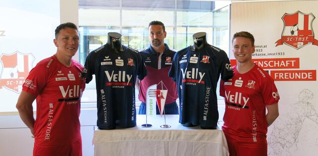 Angriff in Rot und Blau, von links: Kapitän René Prantl, Trainer und Sportchef Herbert Ramsbacher und René Schneebauer.