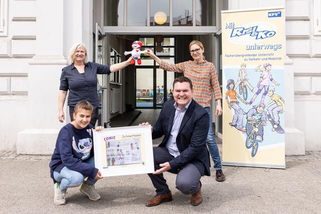 KFV-Experte Christian Kräutler überreichte der Gewinnerin Siamo Taher persönlich den Preis für die "Risi &amp; Ko"-Challenge. | Foto: APA/Greindl