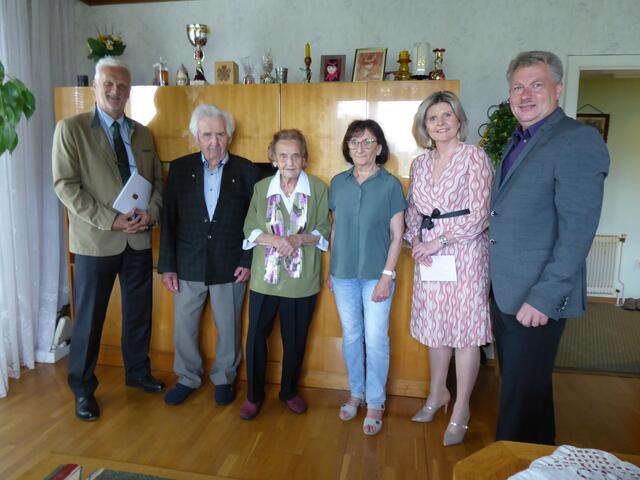 v.l.: Bezirkshauptmann Dr. Michael Widermann, Herr und Frau Bauer Anton und Mathilde, Tochter Grassinger Emma, Bürgermeisterin Silvia Riedl-Weixlbraun, GfGR Josef Fordinal