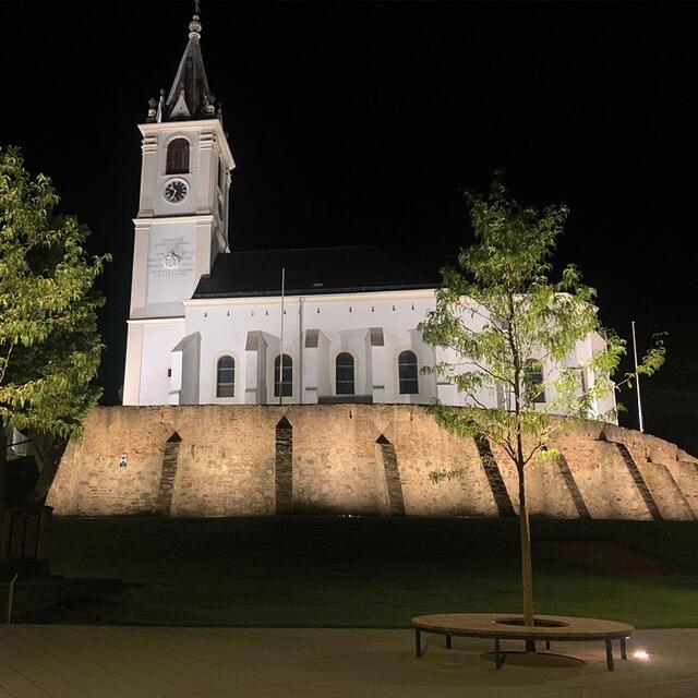 Schön ausgeleuchtet präsentieren sich die Kirche und der Ambrosius Salzer Platz in Marz nun.