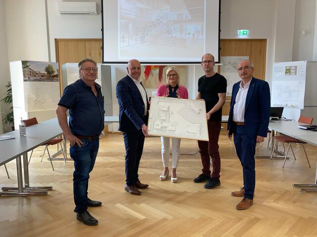 StR Christian Benedek, Bgm. 2. LT-Präs. Georg Rosner, VS-Direktorin Roswitha Imre, Architekt Robert Diem und StR Ewald Hasler mit dem Modell des neuen Bildungscampus