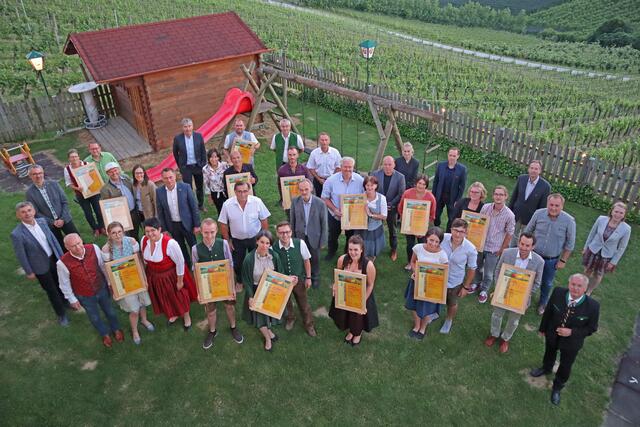 Innovationspreis 2021: 14 Preisträger nahmen in der "Hofbergstubn" Wippl in Riegersburg ihre Urkunden entgegen.