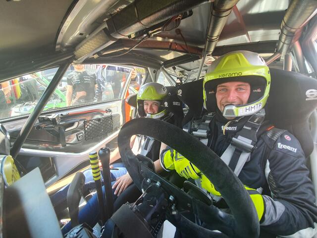 Auch BezirksRundschau-Redakteurin Veronika Mair durfte Rallye-Luft schnuppern und einmal Co-Pilotin sein.