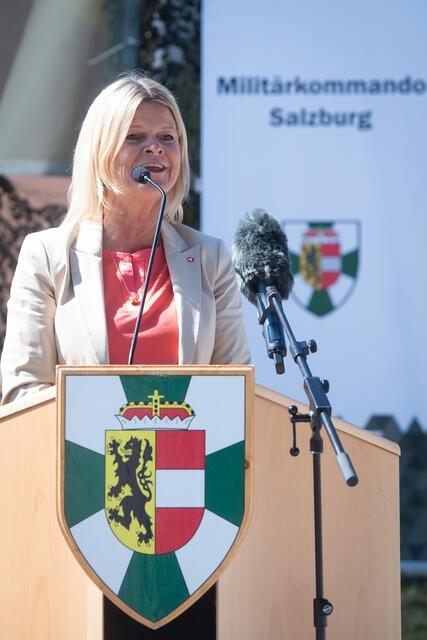 Klaudia Tanner freut sich über die Investition, die der größten Kaserne Österreichs eine Regionalküche bringt.