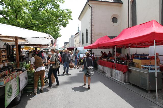 Hinter den roten Pagoden mehrere Reihen mit Bierbänken, die bestens angenommen werden.
