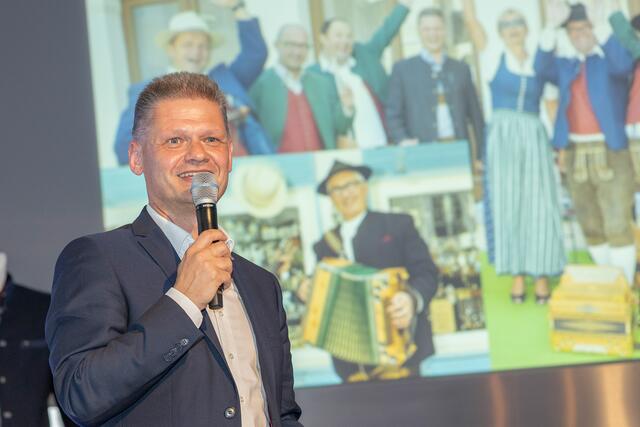 Nationalratsabgeordneter Andreas Hanger wurde als Dank für seine zwölfjährige Obmannschaft zum Ehrenobmann der Eisenstraße Niederösterreich gewählt.
 | Foto: Theo Kust/imagefoto.at