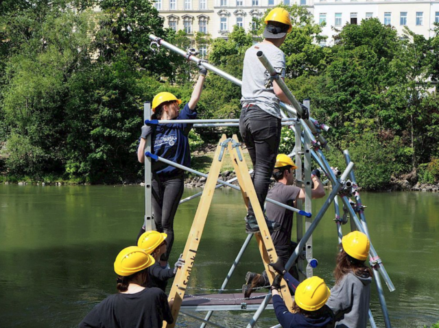 Donaukanal: In nur wenigen Tagen haben die TU-Studenten den "kanalWal" aus mehreren Metallstangen gefertigt. | Foto: Martina Taig/KÖR
