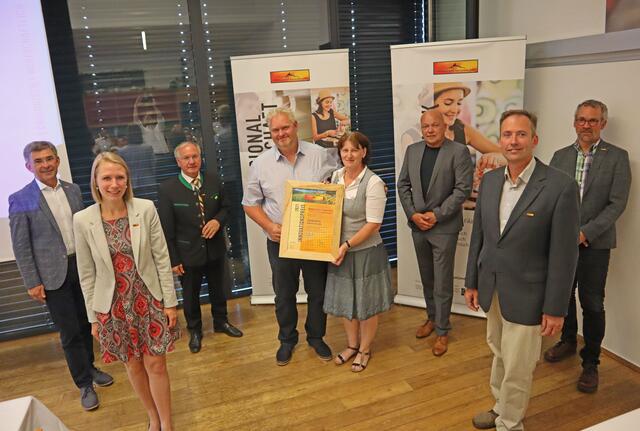 Wolfgang und Sabine Weiß aus St. Anna am Aigen nahmen die Urkunde für den Sonderpreis "Kulinarik.Kreativ 2021" entgegen.