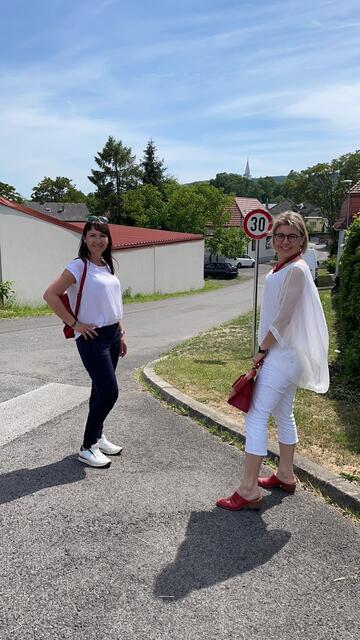 "Wir verstehen uns als Sprachrohr der vielen Stimmen in der Gemeinde und möchten bewirken, dass jetzt Maßnahmen getroffen werden, die zur Erhöhung der Sicherheit beitragen", so Natascha Thurner und Margarita Merth-Eise, Initiative "Kindersichere Gemeinde". | Foto: Diewald