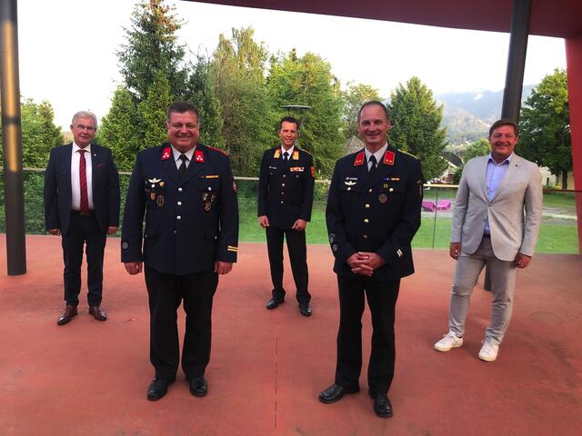 Am Bild von links: Stadtrat Harald Sobe, BFK-Stellvertreter Rudolf Kofler, LFK Rudolf Robin, Bezirksfeuerwehr-Kommandant Patrick Unterrieder und Bürgermeister Günther Albel.