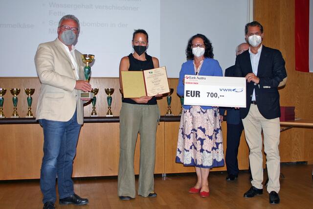 Heinrich Schellhorn und Daniela Gutschi übergaben den Sonderpreis an Peter Unterkofler von der Salzburger Industriellenvereinigung übergaben den Sonderpreis an das Gymansium Saalfelden. | Foto: Verband der Chemielehrer*innen Österreichs
