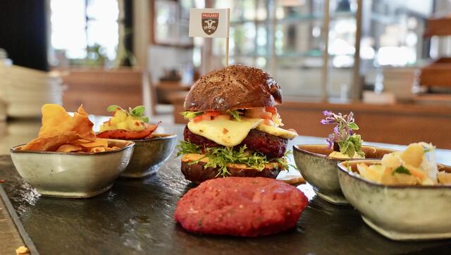Der vegetarische Burger überzeugt mit g'schmackigen Rote-Rüben-Laiberl,  dazu gibt's Krautsalat, Zucchini-Praline und Süßkartoffelchips. | Foto: Alexander Holzmann