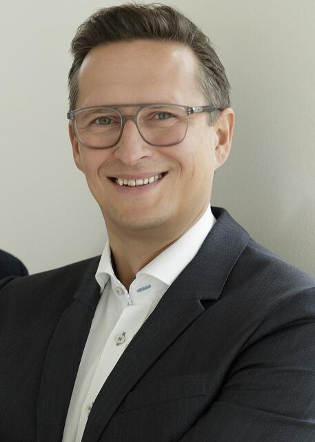 Mag. Hannes Reisenhofer: "Regelmäßige Fortbildungen sowie der Einsatz modernster Arbeitstechniken sind selbstverständlich."