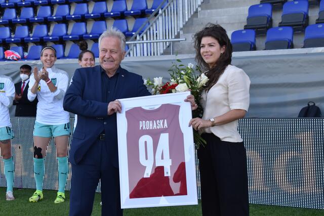 ÖFB-Präs. Leo Windtner verabschiedete Nadine Prohaska. | Foto: Michael Strini