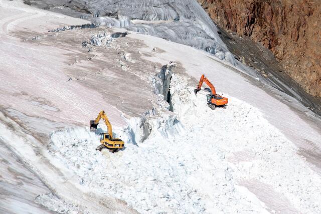 Die routinemäßige Vorbereitung von Gletscherskigebieten erfordert massive Eingriffe ins "ewige Eis". | Foto: Vincent Sufinyan