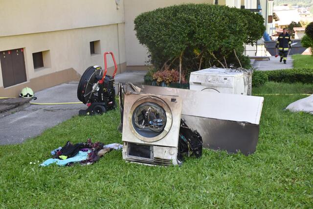 Ein Wäschetrockner geriet in Bad Häring in Brand. Die Feuerwehrmänner konnten den Wäschetrockner und eine daneben stehende Waschmaschine ins Freie bringen. | Foto: ZOOM.Tirol