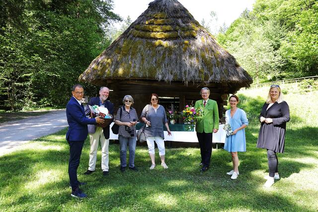 Neuer Rekord: Wolfgang Muchitsch, Egbert Pöttler, Mutter von Gabriele Kainz-Rosmann, Gabriele Kainz-Rosmann, Kulturlandesrat Christopher Drexler, Alexia Getzinger und Claudia Unger  | Foto: J.J. Kucek.