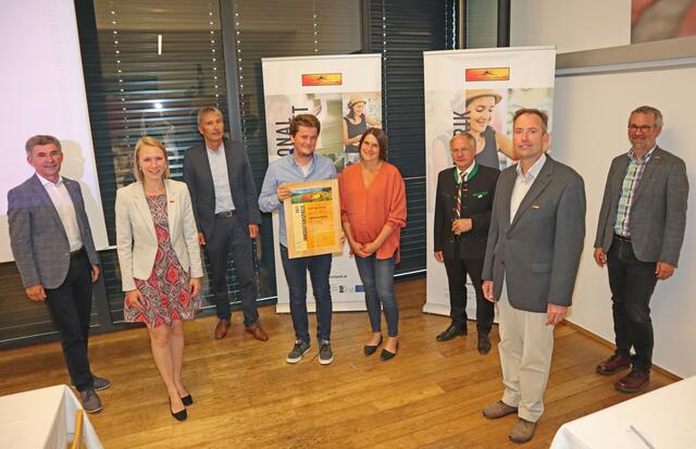 Katharina und Patrick Birkl aus Fehring nahm die Urkunde für den Lebensraumpreis 2021 entgegen.