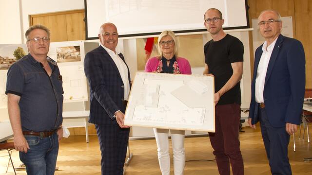 Stadtrat Christian Benedek (FPÖ) Bgm. Georg Rosner, Schulleiterin Roswitha Imre, Architekt Robert Diem und Stadtrat Ewald Hasler (SPÖ)