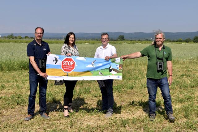 Gábor Wichmann (Geschäftsführer von BirdLife Österreich) LH-Stv. Astrid Eisenkopf, Bgm. Thomas Schmid, Michael Dvorak (BirdLife Österreich) | Foto: Angelika Illedits