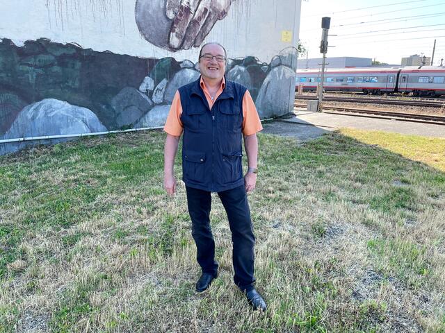 Bezirksvorsteher Gerhard Zatlokal setzte sich für die Begrünung der 750 Quadratmeter (ÖBB-Fläche) ein.  | Foto: Patricia Hillinger
