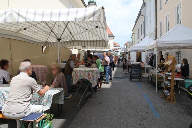 "Kommen Sie Prosecco trinken!" ruft ein Standler lauthals in der Kaufmanngasse am Markttag aus. Der provisorische Gastgarten ist gut besetzt.