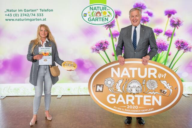 Wildendürnbach: Landesrat Martin Eichtinger überreicht Bgm. Manuela Leisser den Goldenen Igel von „Natur im Garten“.
