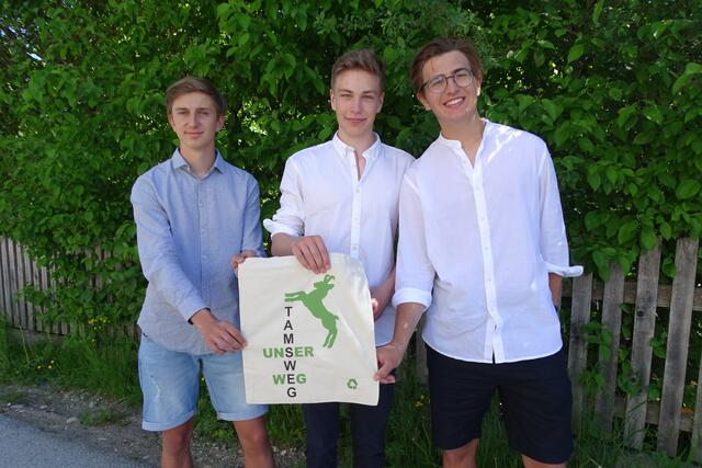 Paul Schoklitsch, Moritz Steinwender und Moritz Oberegger mit den gelayouteten Stofftaschen „Tamsweg – unser Weg“