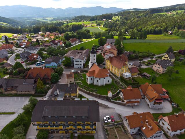 Von oben sieht die Welt ganz anders aus: mit unserem Ortsreportagen-Video werfen wir einen neuen Blick auf Miesenbach.