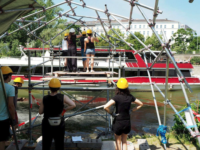 Donaukanal: In nur wenigen Tagen haben die TU-Studenten den "kanalWal" aus mehreren Metallstangen gefertigt. | Foto: Martina Taig/KÖR